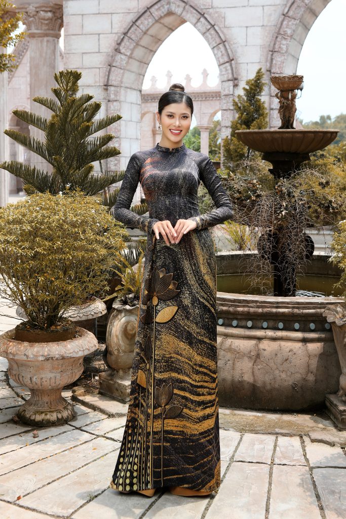 áo dài Thái Tuấn màu đen