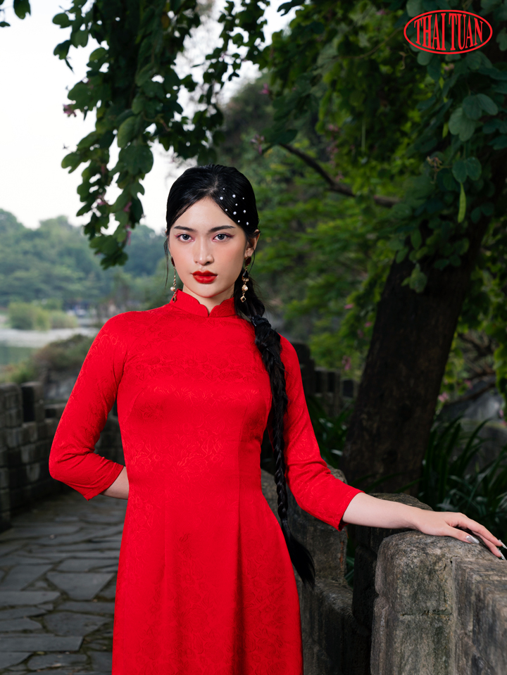 áo dài đỏ gấm Thái Tuấn đẹp 