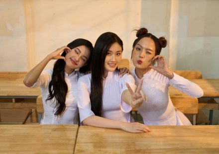 TINH KHÔI ĐẾN TRƯỜNG CÙNG ÁO DÀI NỮ SINH LENCII